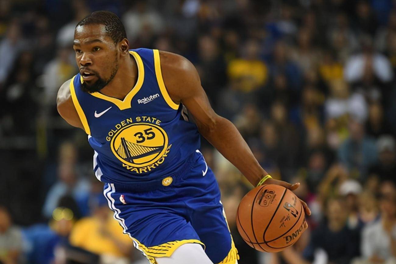 篮球勇士教练组进行临场换人调整收好效果（勇士教练组临场变阵换人，效果显著）