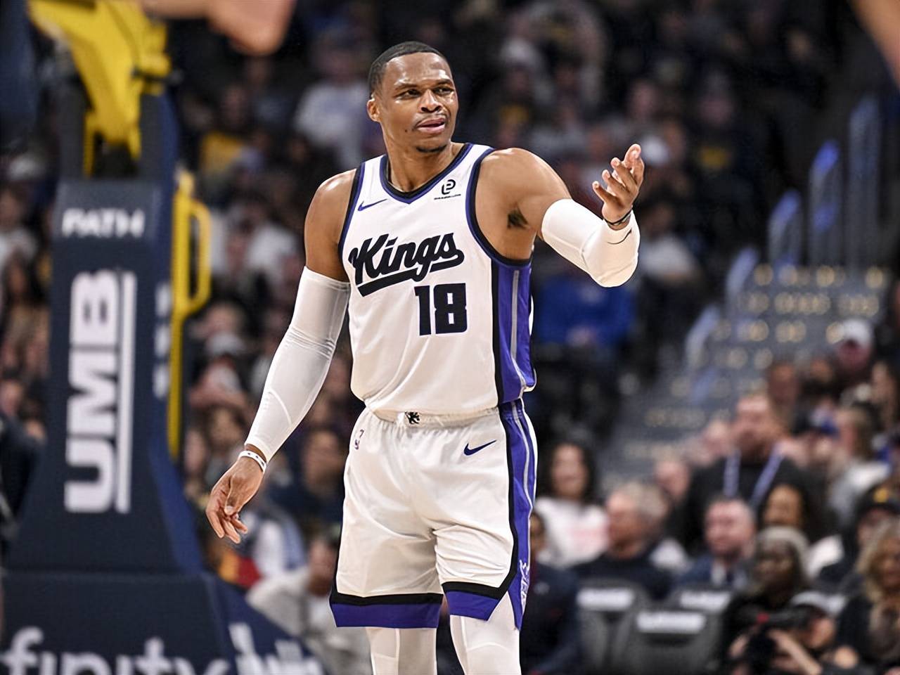 篮球——NBA常规赛：勇士胜独行侠（NBA常规赛：勇士击败独行侠）