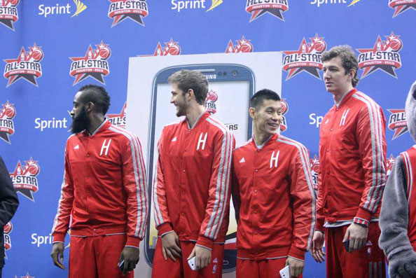 克尼佩尔新秀赛季20分+180俱乐部场次，与库里并列历史第一（克尼佩尔新秀季20+分且达成180俱乐部的场次追平库里，历史并列第一）