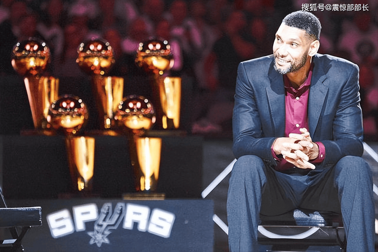 皇家马德里有意出人意料地任命阿隆索为新任主教练，而伯纳乌球员则被指控“扰乱秩序”。（皇马拟爆冷启用阿隆索挂帅，伯纳乌球员被指“闹事”）