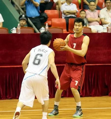 国安备战足协杯决赛，法比奥入选，韩佳奇随队助战，球队士气高昂。（国安剑指足协杯决赛：法比奥入列，韩佳奇随队压阵，士气如虹）