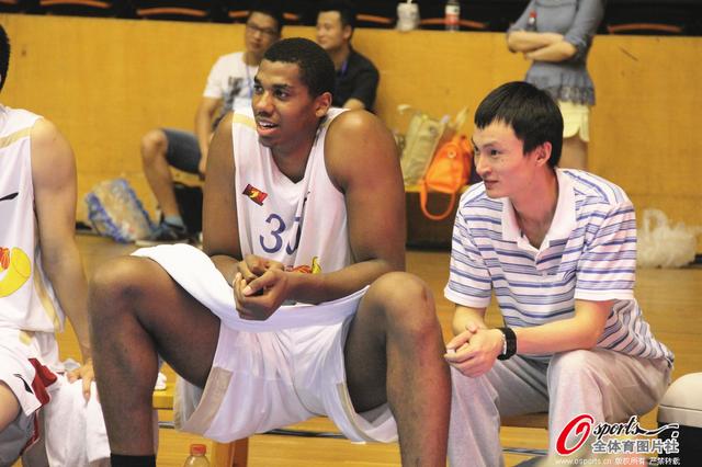 父亲：圣地亚哥从未讨论过离开的可能性，他在米兰很开心（父亲：圣地亚哥从未提及离队，他在米兰过得很开心）