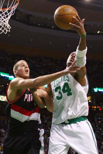 很隐蔽！所罗门暗肘击中王哲林 被裁判补吹违体犯规（所罗门隐蔽肘击王哲林，裁判回看补判违体犯规）