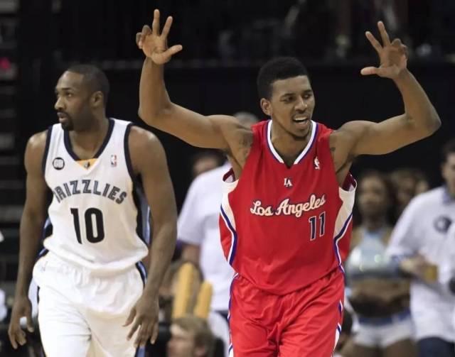 因右踝发炎，朗尼克取消了担任阿森纳vs拜仁解说嘉宾的计划（受右踝炎症影响，朗尼克取消参与阿森纳vs拜仁解说）